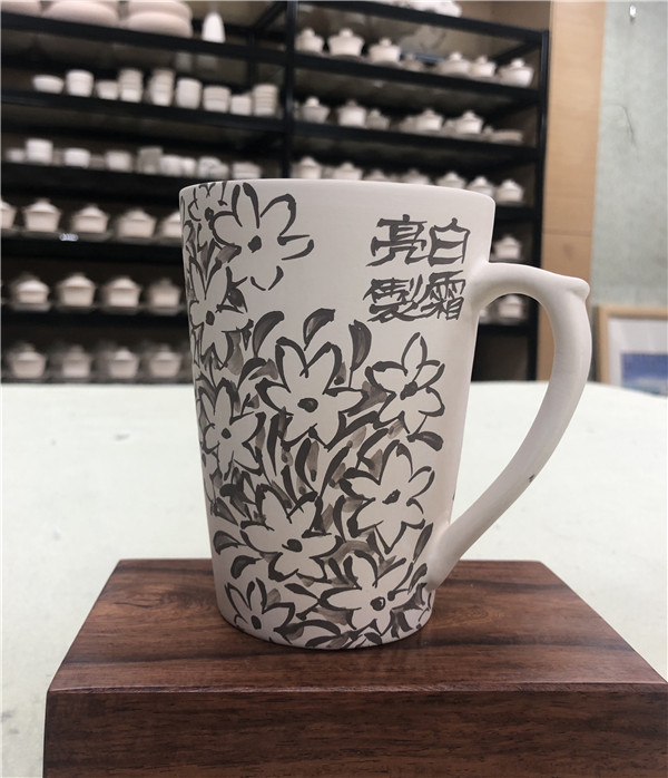 白霜亮瓷器绘画作品