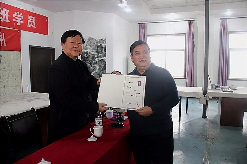 省美协主席王西京颁发结业证书