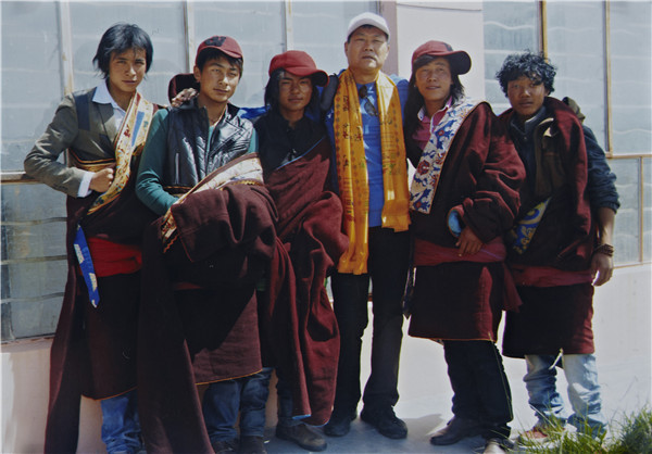 2011年青藏坎布拉和中学生在一起